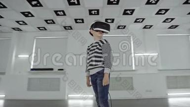 追踪弧线360度拍摄的一个小男孩戴着一个大大的白色耳机在虚拟现实中四处张望