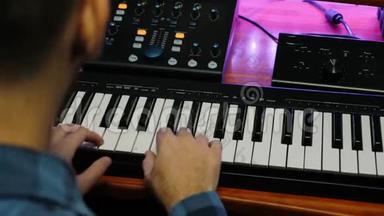 男音乐家，作曲家，弹钢琴，MIDI键盘。 音响工程师从事数字音响工作站工作.. 人手弹钢琴