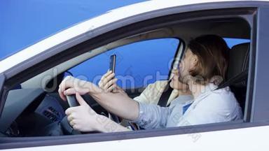Brunette男子和金发女子正在白色汽<strong>车内拍</strong>摄蓝色背景的照片。 有趣的司机和他的快乐