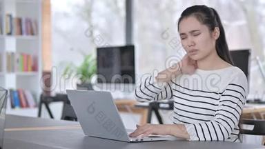 办公室<strong>颈部</strong>疼痛的年轻亚洲妇女使用笔记本电脑