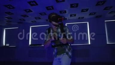 虚拟现实耳机里的年轻人正在一个充满红色和蓝色霓虹<strong>灯闪烁</strong>的空玩室里玩虚拟现实游戏