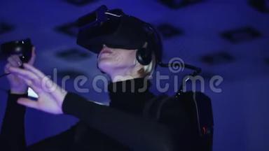 一名年轻女子在vr眼镜中玩电子游戏并使用控制器的特写镜头。 充满时尚气息的空玩室