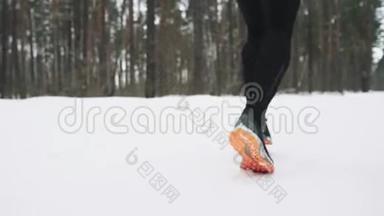 在铁人三项赛前穿运动服装的跑步男子。 冬季运动概念