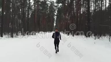 在铁人三项赛前穿运动服装的跑步男子。 冬季运动概念。 空中飞行