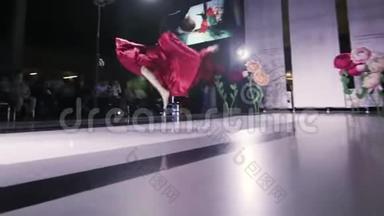 塑身女子舞蹈体操女孩秀.. 飞红裙子。 优雅的轻盈4k。