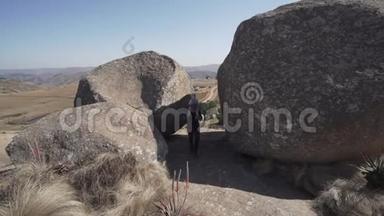 爸爸让他的儿子在美丽的奥斯瓦蒂尼大自然中的巨大岩石之间搭车