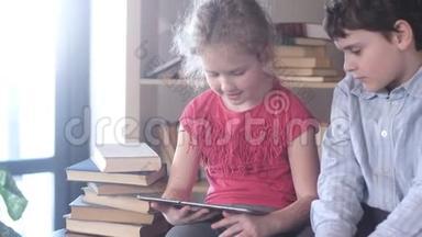 家庭教育。 学童手持数码平板电脑，阅读电子书..