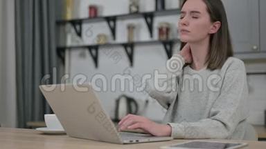 美丽的年轻女子在做手提电脑和<strong>颈部</strong>疼痛