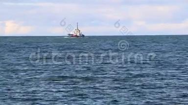 一艘领航船和一艘油轮在海上航行