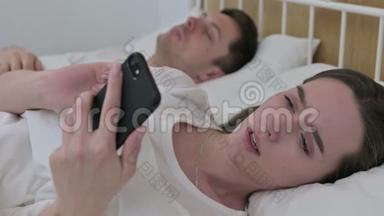 女人在床上用智能手机应对失败
