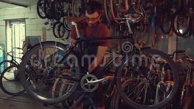 <strong>主题</strong>小<strong>企业</strong>自行车修复.. 戴着安全护目镜、手套和围裙的年轻白种人黑发男子使用手工工具