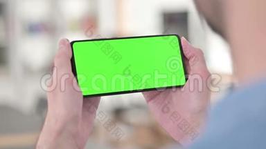 在绿色智能<strong>手机屏幕</strong>上观看视频，彩色键