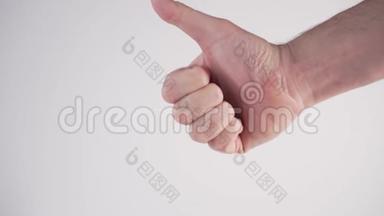 一个年轻人把他的手指<strong>放在一起</strong>，在白色的背景上，他的手上有一个类似的标志。 国际手语