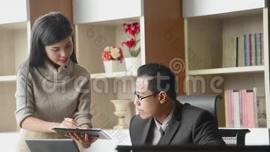 女秘书向公司办公室执行老板提交总结报告。 亚洲自信的女实习雇员在公共汽车公司工作