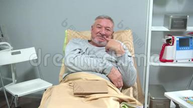 男人躺在医院的床上，微笑着看着镜头