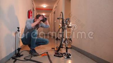 一个视频博客写手制作视频并在车库修理<strong>自行车轮子</strong>