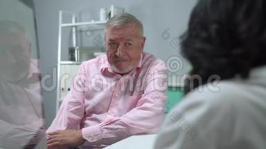 老人坐在医院的柜子里听医生的话