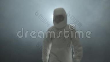 一位穿着宇航服的宇航员在雾中漫步微笑