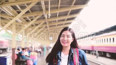 年轻的亚洲泰国背包客在泰国曼谷旅行享受周末。 旅游亚洲概念。