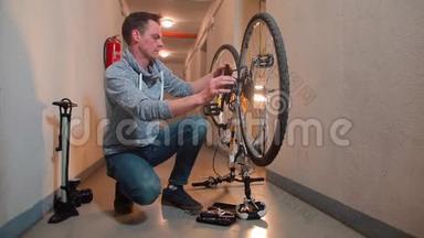 一个机械师正在家修理车库里的自行车