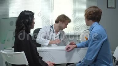 医生在医院的柜子里给孩子量血压