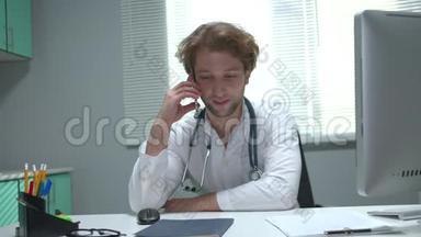 医生坐在医院的一张桌子旁，<strong>用友</strong>好的电话交谈