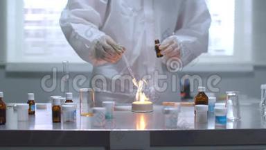 穿着防护服的人在实验室里<strong>放火</strong>烧桌子上的东西，动作缓慢