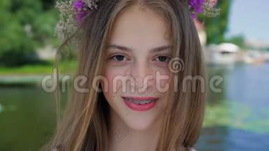 快乐女孩子的肖像，戴着牙套，对着镜头微笑。 4K