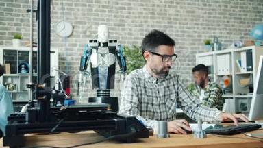 在办公室工作的女孩和男人用3d打印机和电脑制作机器人