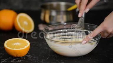 厨师<strong>搅拌</strong>与<strong>搅拌</strong>的橙色奶油。