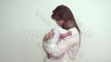 喂奶后，妈妈站着，把刚出生的婴儿抱在<strong>胳膊</strong>上，保重