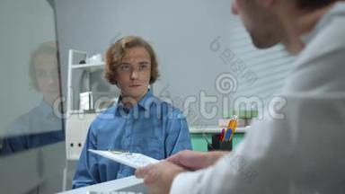 医生在医院的柜子里和男孩说话