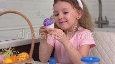 复活节快乐。 小女孩画复活节彩蛋。 为复活节做准备的快乐家庭孩子。 可爱的小女孩