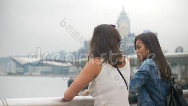 有魅力的年轻亚洲女人对朋友告诉她的话有着滑稽的表情