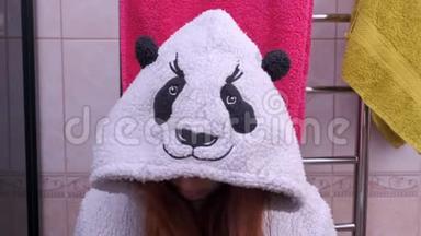 <strong>早上</strong>在浴室里穿着熊猫长袍的女人。 一大早。 <strong>早上</strong>的乐趣