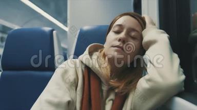 火车上迷人的微笑女孩和睡眠运输年轻慢动作的肖像