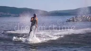 人是从湖中飞出来的，在夏日里跳水，特写，体育活动