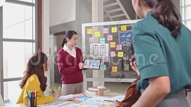 亚洲女商人带领创意开发者团队进行应用开发演示会议、移动应用软件设计
