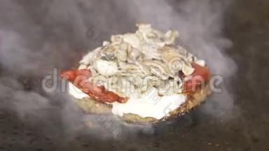 大厨把蘑菇放在烤肉块上，配芝士火腿