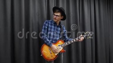 弹吉他的人。 年轻快乐的千禧男孩在玩电吉他。 生活方式的人喜欢弹吉他。 微笑的桂田
