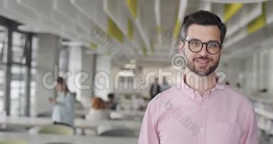 开朗的男上班族戴着眼镜转头对着镜头微笑。 快乐胡子男创业公司老板