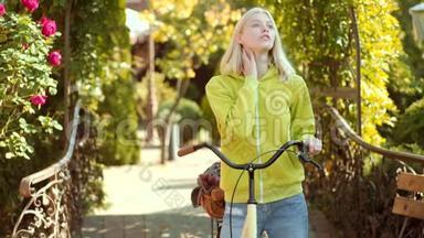 做梦的女孩正在公园里骑自行车。 秋<strong>季</strong>年轻美丽女士户外时尚照片