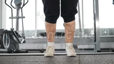 高级腿部特写镜头。在健身俱乐部做体育锻炼的老太太。积极健康的老年人。英尺