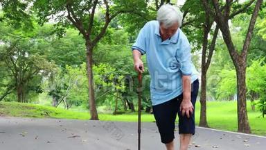 亚洲老年妇女患有关节炎、骨关节炎、老年人走路、手握在膝盖上、感到膝盖疼痛