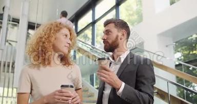 男女办公室工作人员站立交谈，休息时喝咖啡。 企业家<strong>谈话</strong>和<strong>谈话</strong>