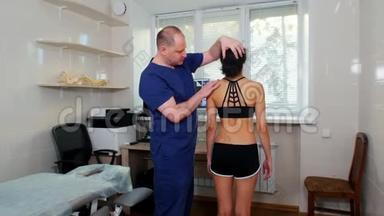 脊椎治疗-医生在柜子里用年轻女人的脖子