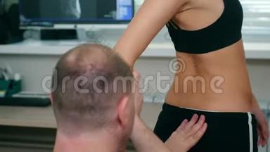 脊椎按摩治疗-医生在<strong>柜子</strong>里处理年轻妇女的背部和颈部-一名妇女转向