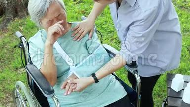 亚洲老年妇女哭哭啼啼，胳膊肘骨折，骨头断了，老人因意外受伤，穿着吊带拖鞋