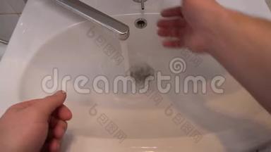 堵塞水槽管道。 一个人在水槽里洗手。 快关门。 显示一切都很好。 就像。 堵塞是