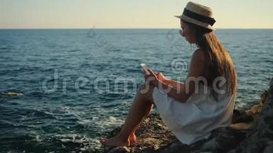 <strong>今年</strong>夏天，坐在海上悬崖上的女人正在打字